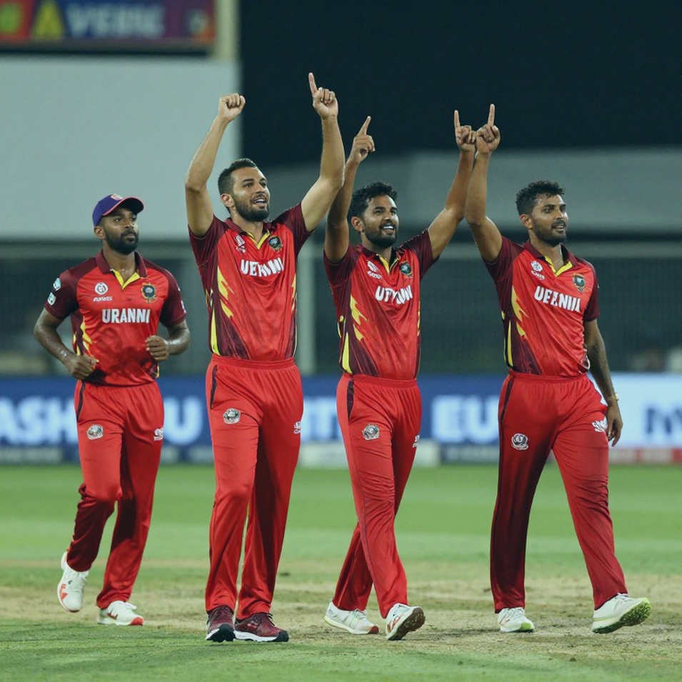 বিসিবির নতুন স্পনসর: বাসের গায়ে লেখা ২৫ লাখ টাকা আসলে কী বলে